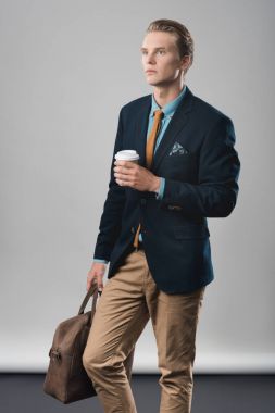 Yakışıklı genç adam.