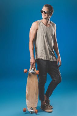 Kaykaylı genç adam.