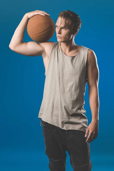 Man met basketbal bal — Stockfoto