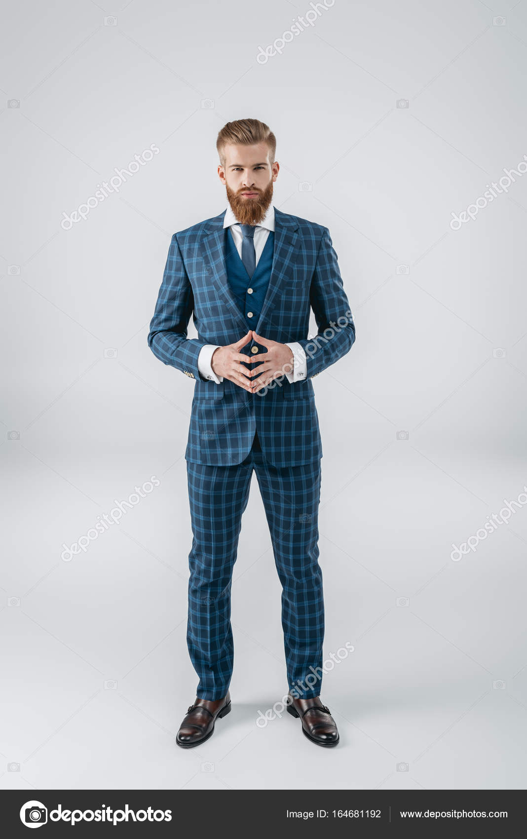 Красивый мужчина в синем костюме стоковая фотография