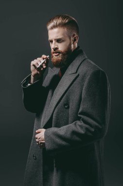 Sigara ile şık adam