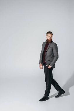 Çekici sakallı adam.