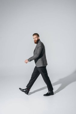 Çekici sakallı adam.