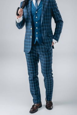 şemsiye tutan takım elbiseli adam 