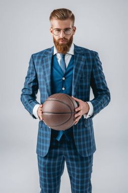 basketbol topu ile takım elbiseli yakışıklı adam