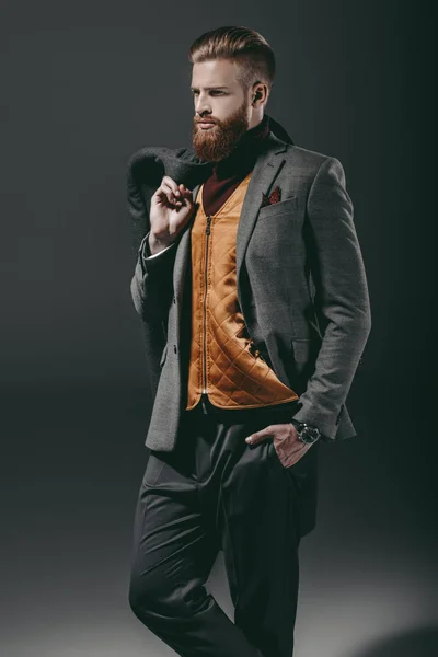 Hombre con estilo con chaqueta en la mano —  Fotos de Stock
