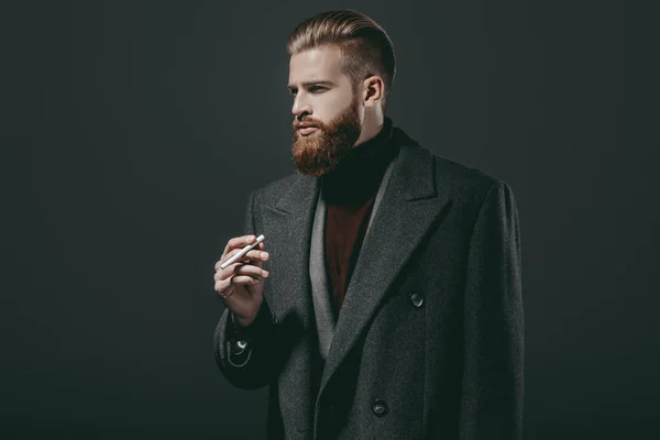 Elegante hombre con cigarrillo — Foto de Stock