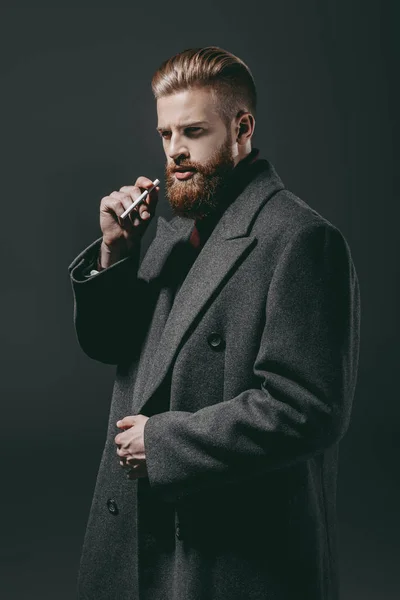 Elegancki mężczyzna z papierosem — Zdjęcie stockowe