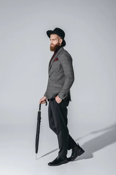 Stilvoller Mann mit Hut und Regenschirm — Stockfoto