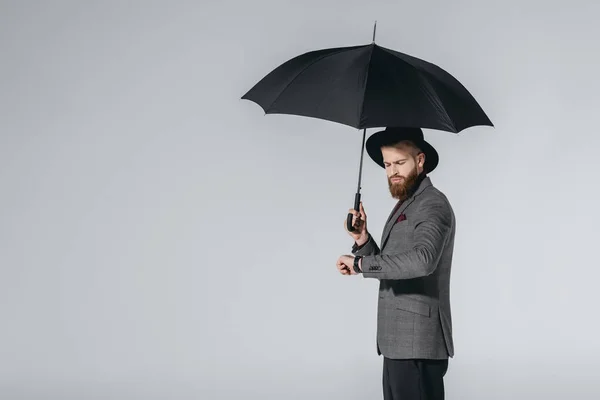 Homem elegante em chapéu com guarda-chuva — Fotografia de Stock