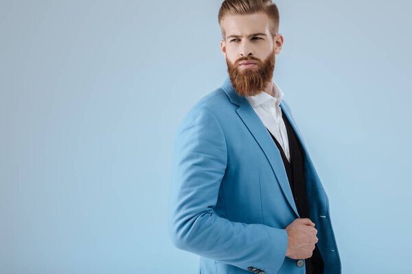 стильный мужчина в синей куртке
