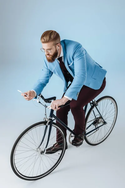 Stylish man using smartphone — Stock Photo, Image