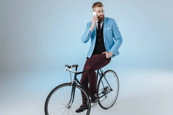 Fashionable man talking on smartphone — Stock Photo, Image