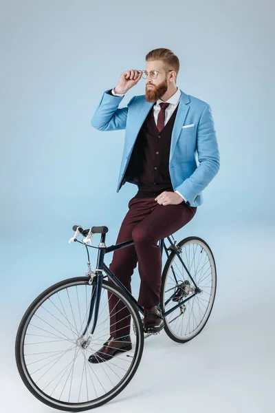 Модный мужчина в костюме на велосипеде — стоковое фото