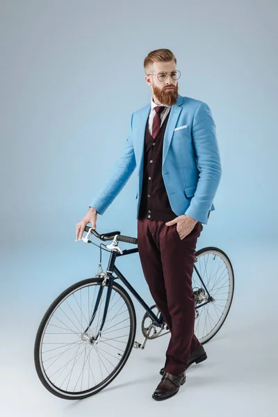 Stijlvolle man met fiets — Stockfoto