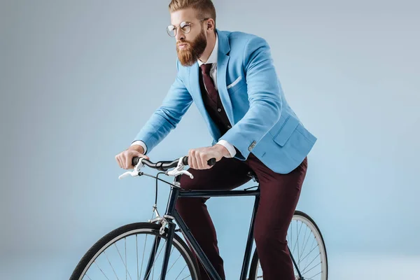 Модный мужчина в костюме на велосипеде — стоковое фото