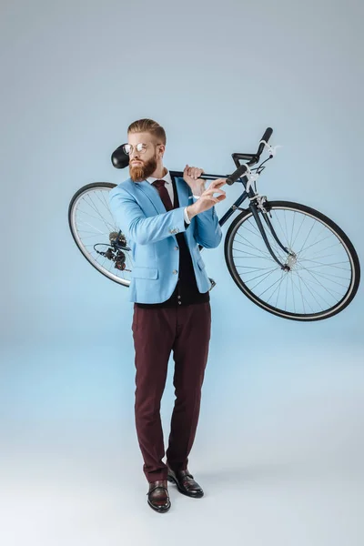 Стильний чоловік тримає велосипед — стокове фото