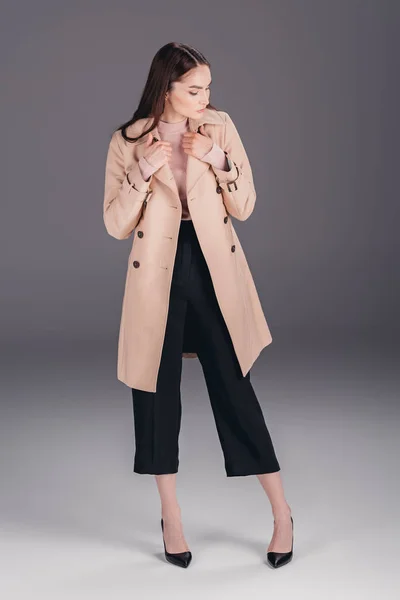Модная молодая женщина в пальто — стоковое фото