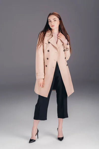 Divatos fiatal nő kabát — Stock Fotó
