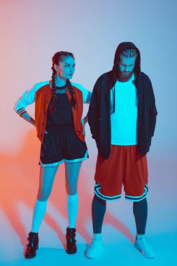 Modern giyimleri şık çift