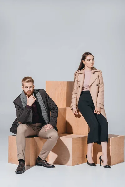 Elegantní pár na dřevěných bloků — Stock fotografie