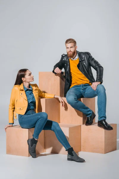 Pareja con estilo en chaquetas de cuero y jeans — Foto de Stock