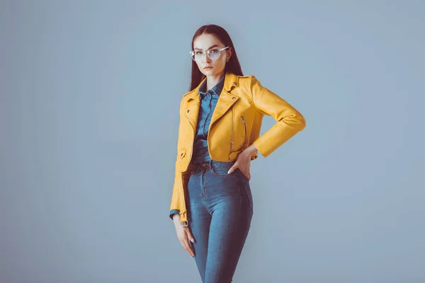 Mujer con estilo en chaqueta de cuero y gafas graduadas — Foto de Stock