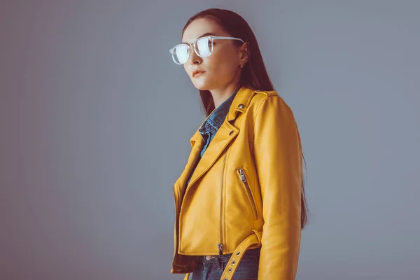 Stylish woman in leather jacket and eyeglasses — Stock Photo, Image