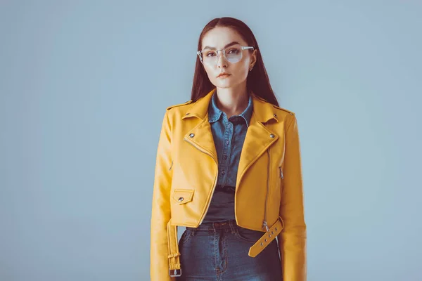 Mujer con estilo en chaqueta de cuero y gafas graduadas —  Fotos de Stock