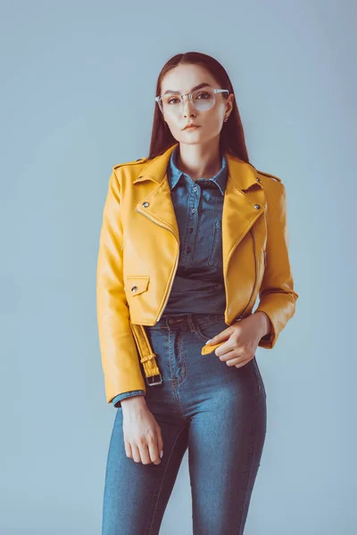 Mujer con estilo en chaqueta de cuero y gafas graduadas —  Fotos de Stock