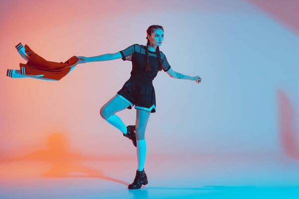 модная женщина позирует в куртке колледжа
