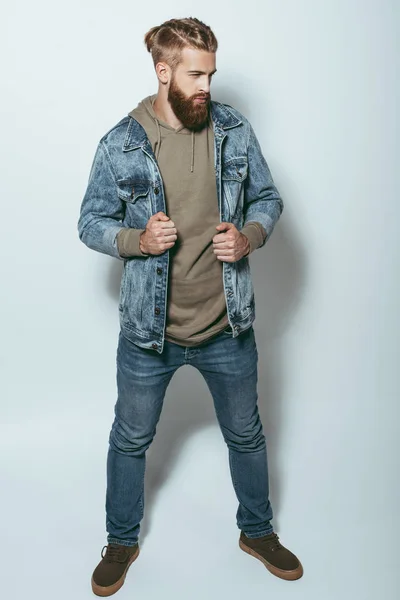 Стильный мужчина в джинсовой куртке — стоковое фото