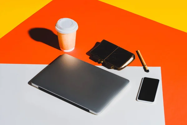 Laptop, smartphone e café — Fotografia de Stock