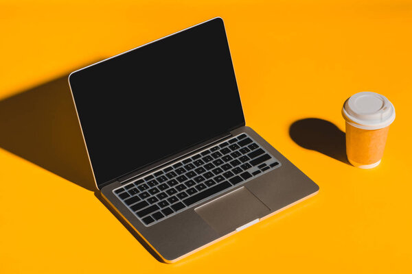 Koffie en laptop — Stockfoto
