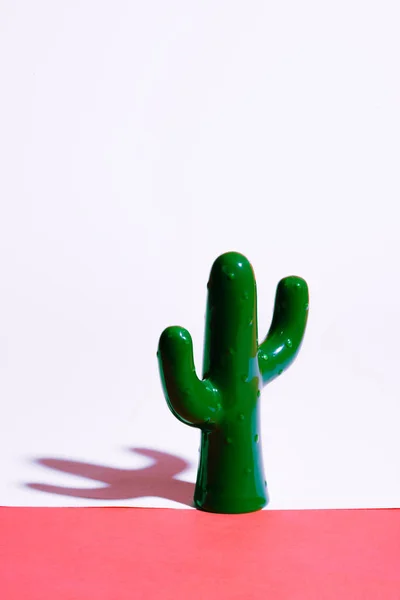 Керамическая статуя кактуса — стоковое фото