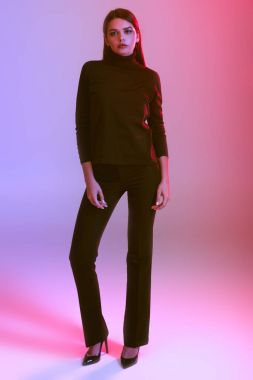 Siyah giysili şık kızı