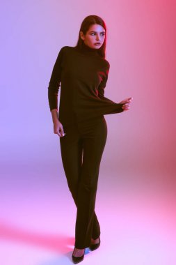 Siyah elbiseli bir model.