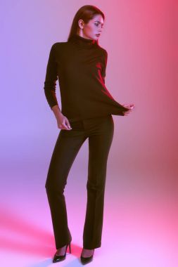 model siyah giysilerle poz