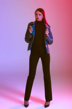 deri ceketli güzel kız 