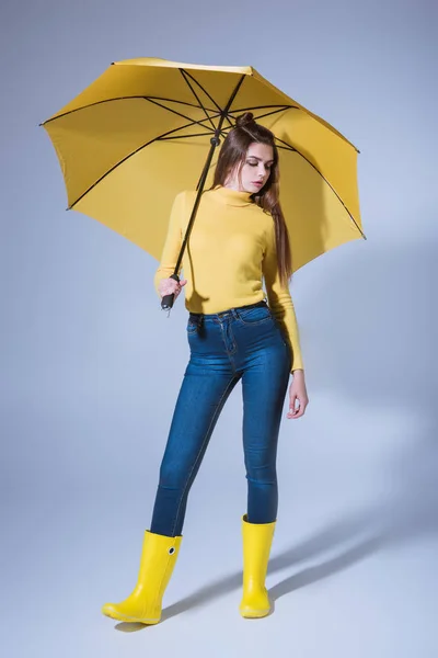 Menina em botas de borracha com guarda-chuva — Fotografia de Stock