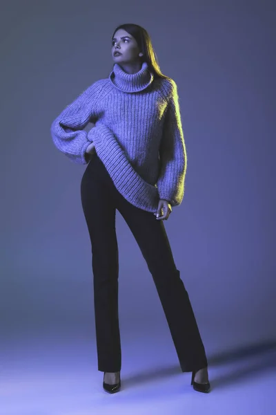 Modell im warmen Pullover — Stockfoto
