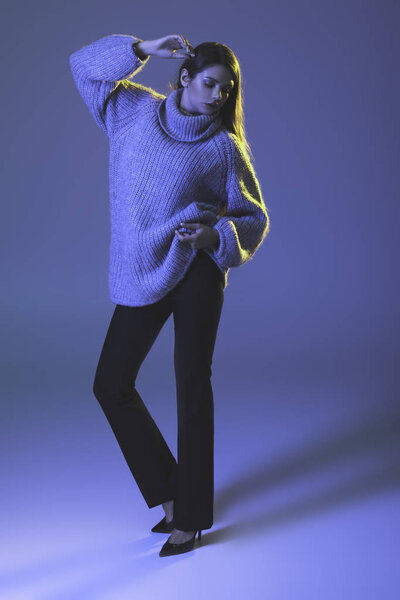 Девушка в тёплом свитере
