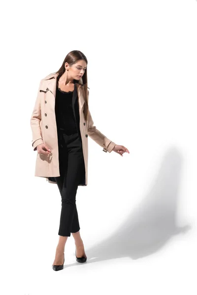 Kvinna i trenchcoat — Stockfoto