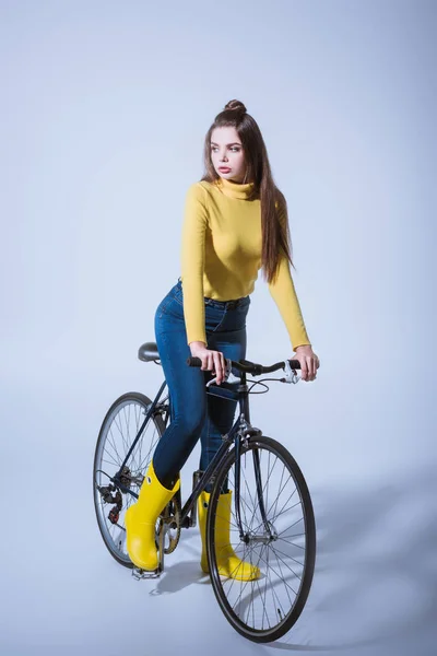 Fashionabla flicka med cykel — Stockfoto
