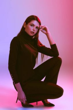 siyah giysilerle poz kız