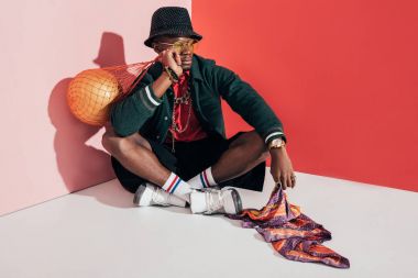 topu ile şık Afrikalı-Amerikalı adam