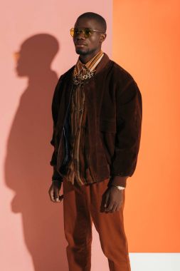 Güneş gözlüklü şık adam.