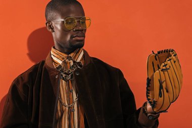 Beyzbol eldiveni ile şık adam