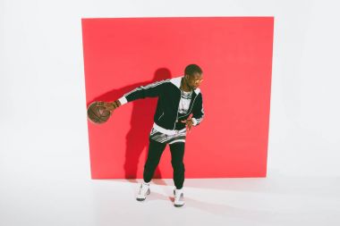 Basketbol oynayan Afrikalı Amerikalı Adam