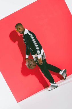 basketbol topu ile Afrika kökenli Amerikalı adam   